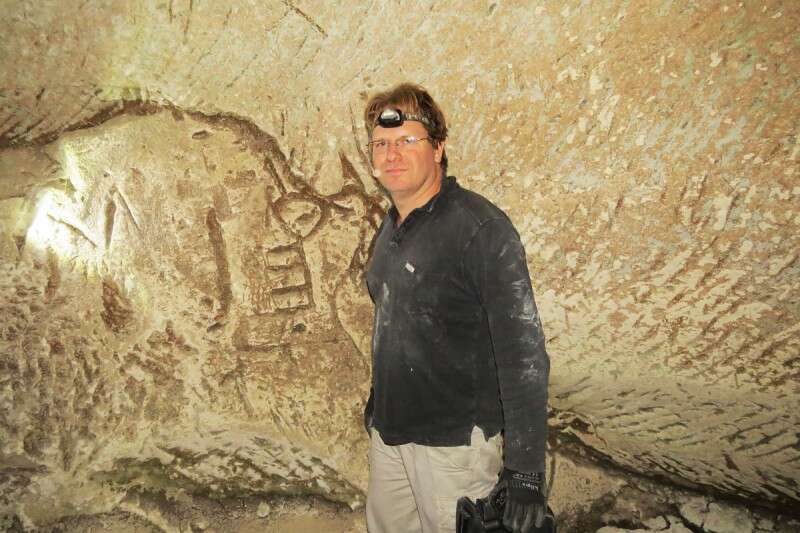 המטייל עידו מרוז ליד החרותות // צילום: מיקי ברקל